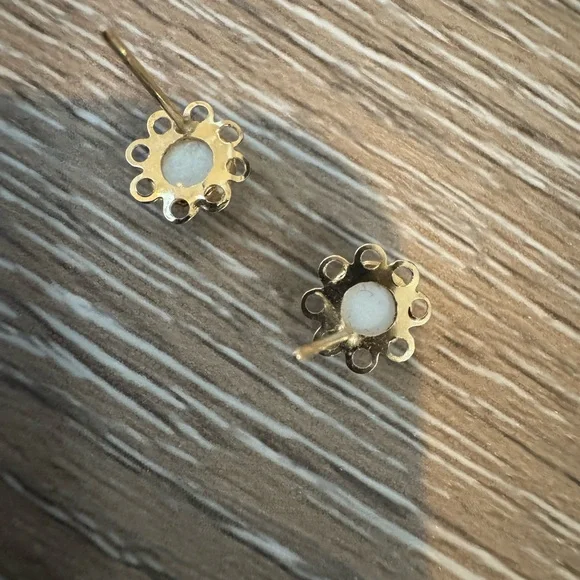 14KT gold filigree stud earrings with opal cabochon - Picture 4 of 5